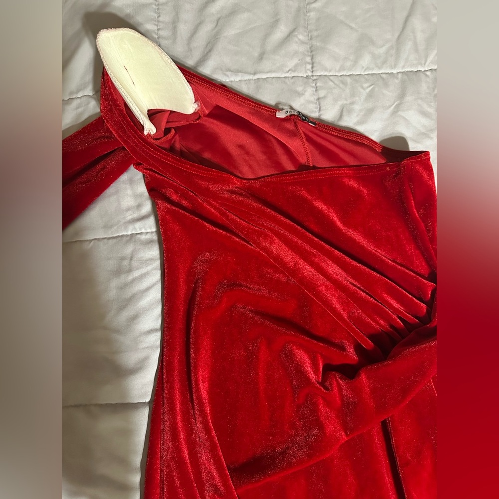 One-Shoulder Red midi Dress - Picture 11 of 13